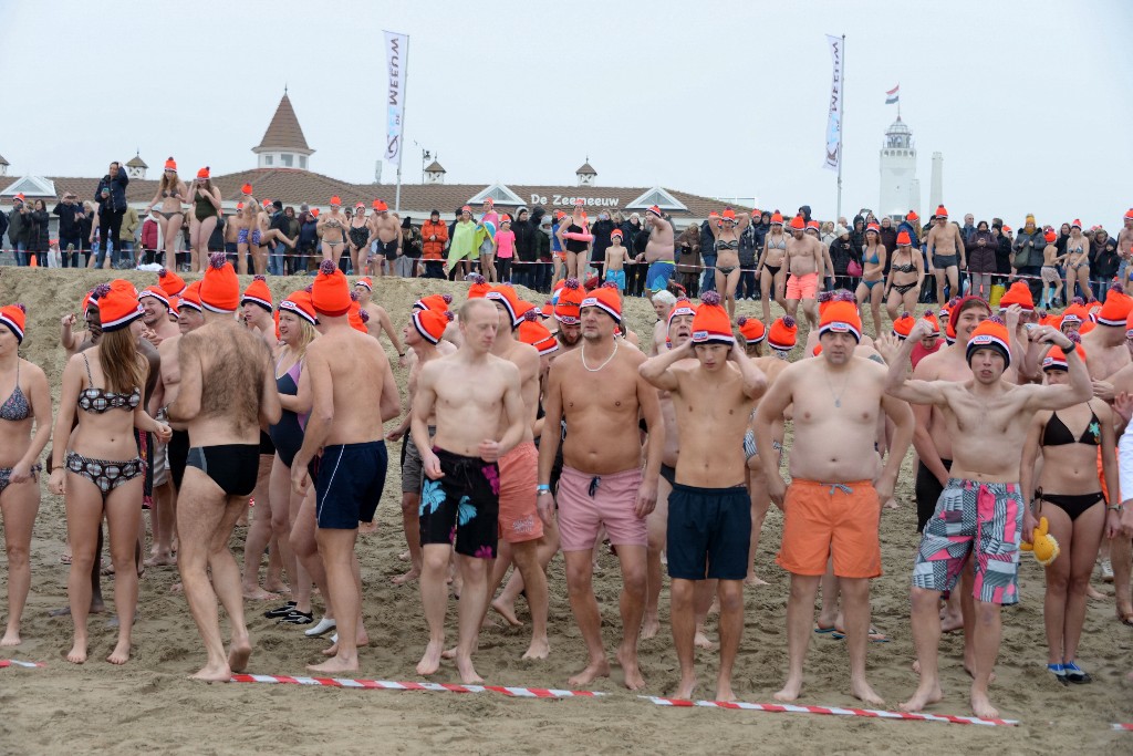 ../Images/Nieuwjaarsduik Noordwijk 2020 026.jpg